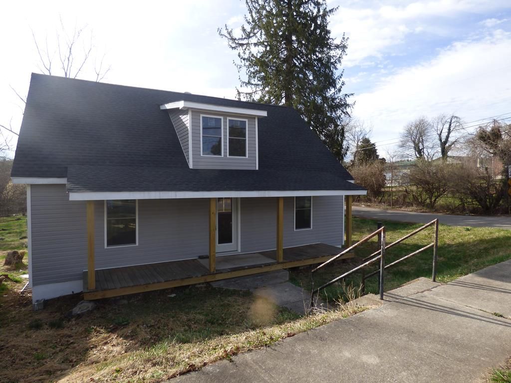 Photo of 1027 Randolph Ave, Pulaski, VA 24301 (MLS # 109144)