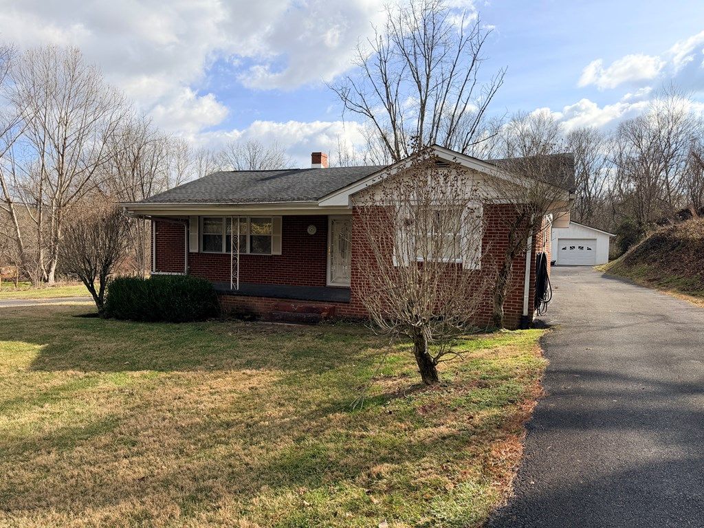 Photo of 640 W Lee Hwy, Chilhowie, VA 24319 (MLS # 104423)