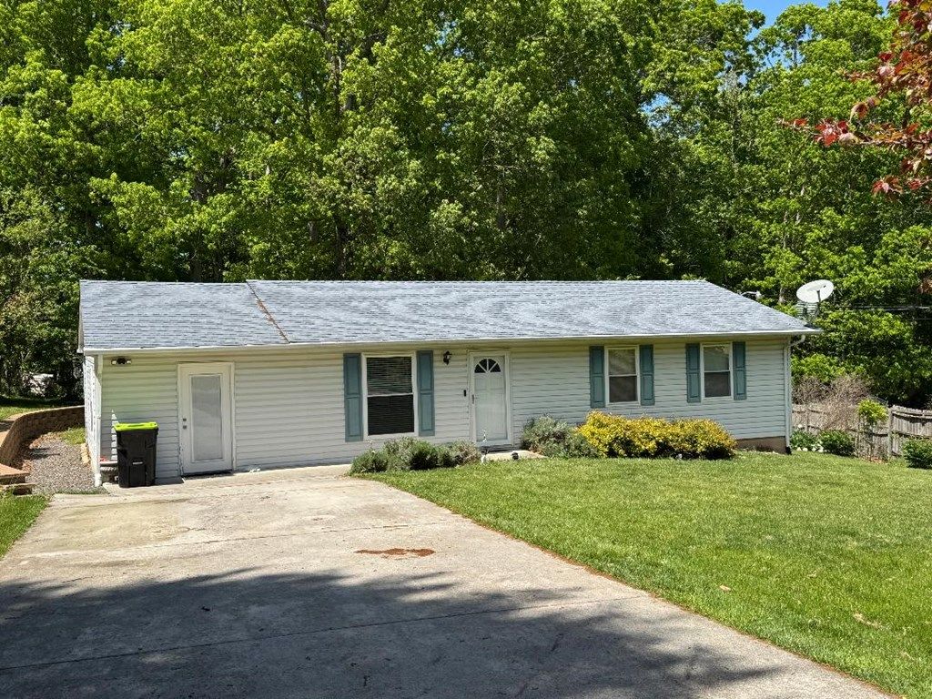 Photo of 137 Cottonwood Ln, Hillsville, VA 24343 (MLS # 110077)
