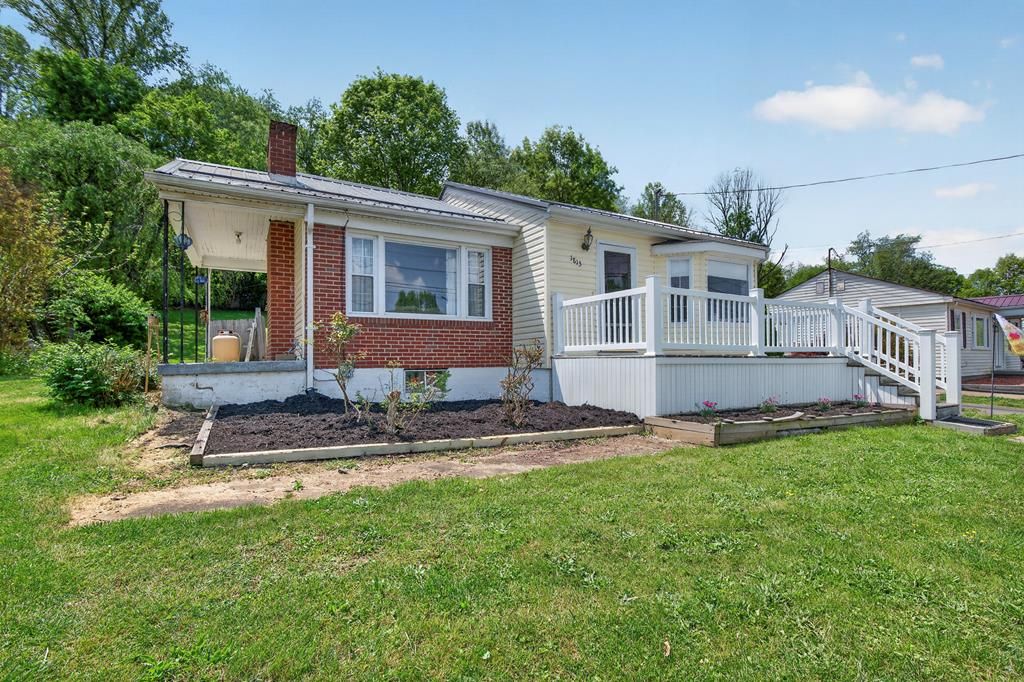 Photo of 1815 Valley Drive, Bristol, VA 24201 (MLS # 109798)