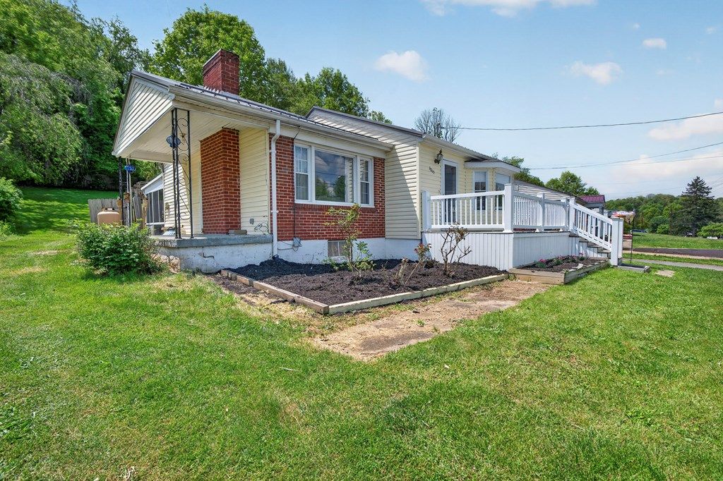 Photo of 1815 Valley Drive, Bristol, VA 24201 (MLS # 109798)