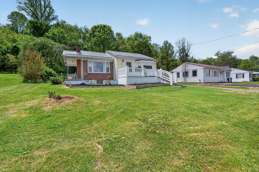 Photo of 1815 Valley Drive, Bristol, VA 24201 (MLS # 109798)