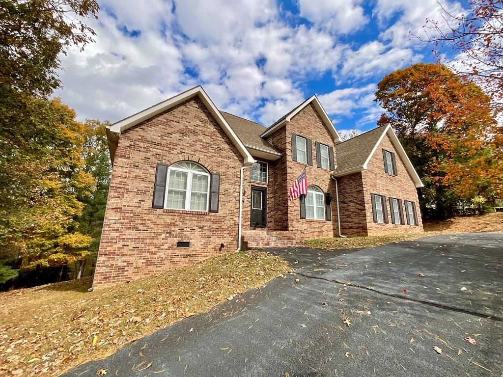 Photo of 169 Oakside Drive, Hillsville, VA 24343 (MLS # 103906)