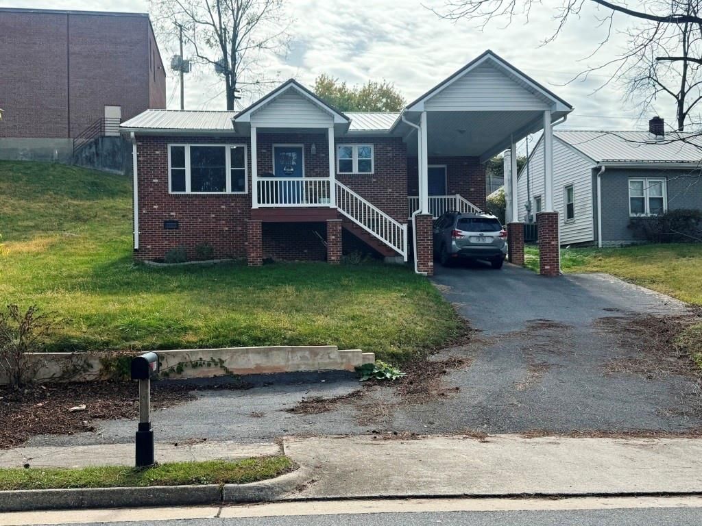 Photo of 1012 S Main St, Marion, VA 24354 (MLS # 103915)