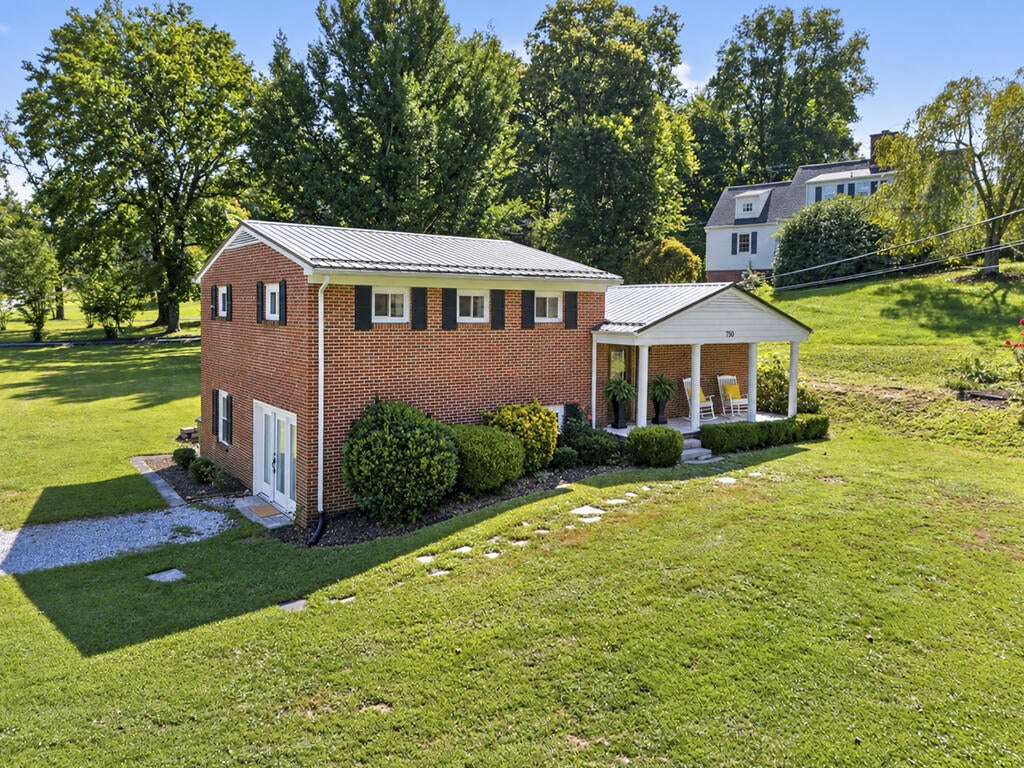 Photo of 750 Fox Meadow Ln, Bristol, VA 24201 (MLS # 111937)