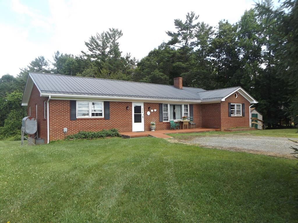 Photo of 114 Paradise Ln, Galax, VA 24333 (MLS # 100267)