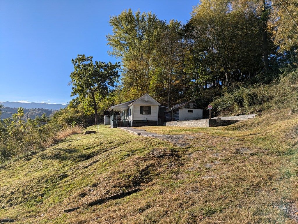 Photo of 33 Lyons Ave, Lebanon, VA 24266 (MLS # 103748)