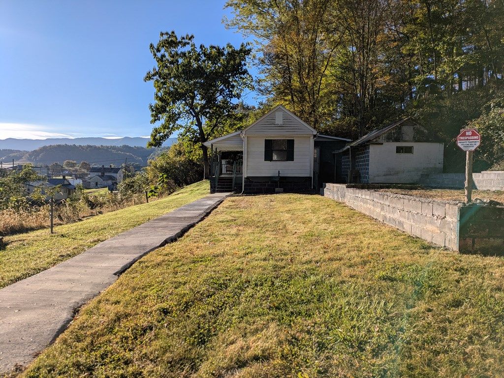 Photo of 33 Lyons Ave, Lebanon, VA 24266 (MLS # 103748)