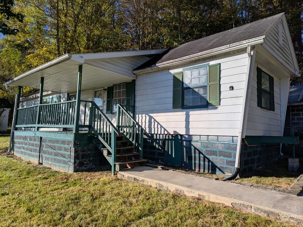 Photo of 33 Lyons Ave, Lebanon, VA 24266 (MLS # 103748)