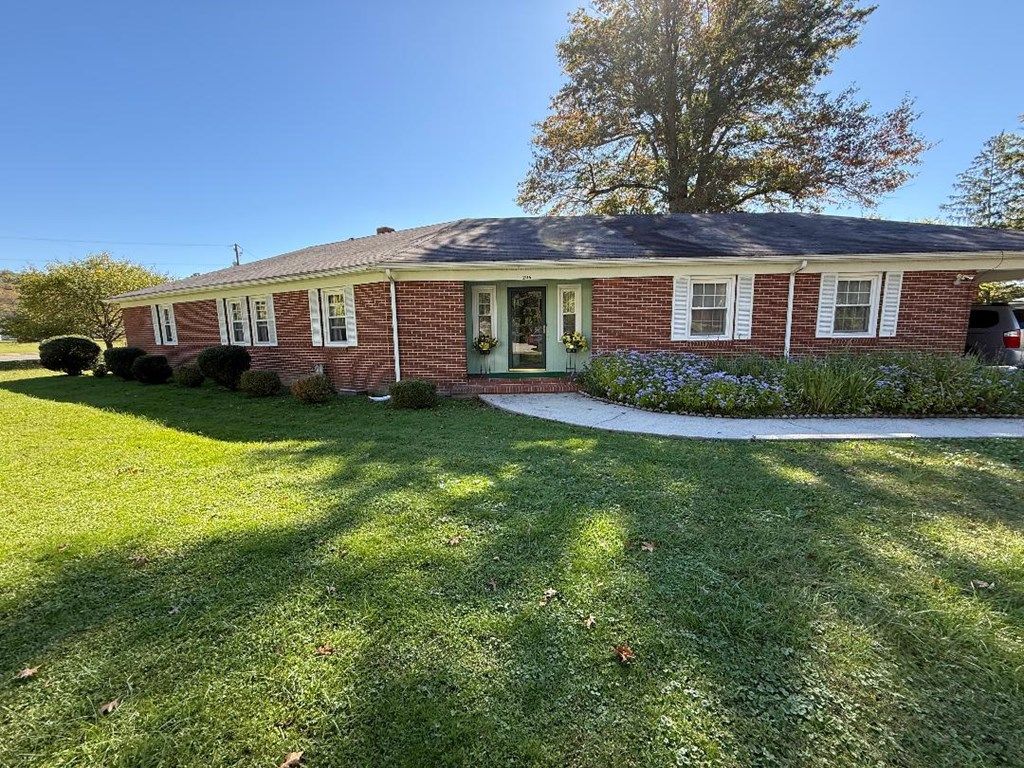 Photo of 206 Altizer Street, Richlands, VA 24641 (MLS # 103716)