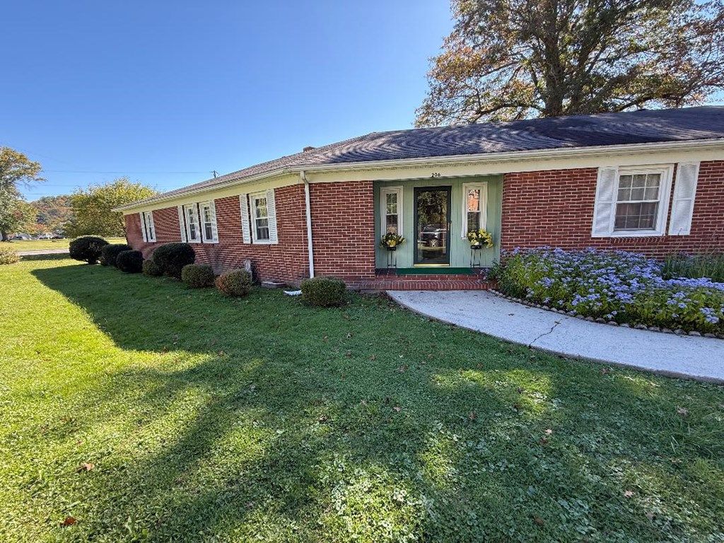 Photo of 206 Altizer Street, Richlands, VA 24641 (MLS # 103716)