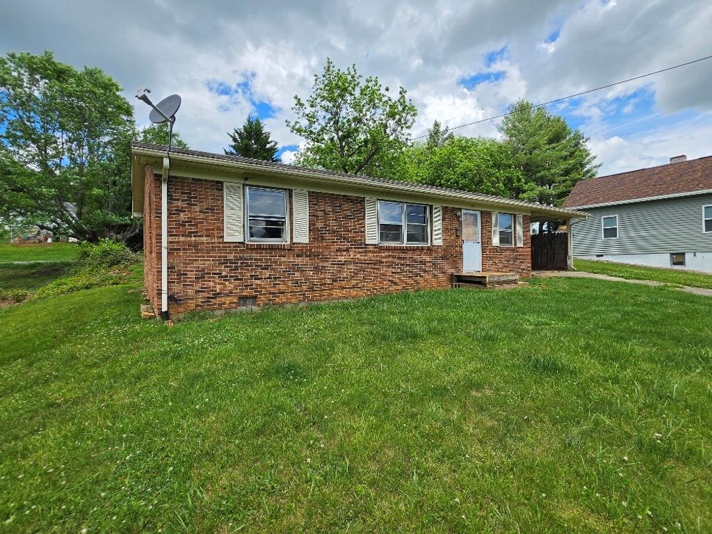 Photo of 414 Dobyns St, Galax, VA 24333 (MLS # 110318)