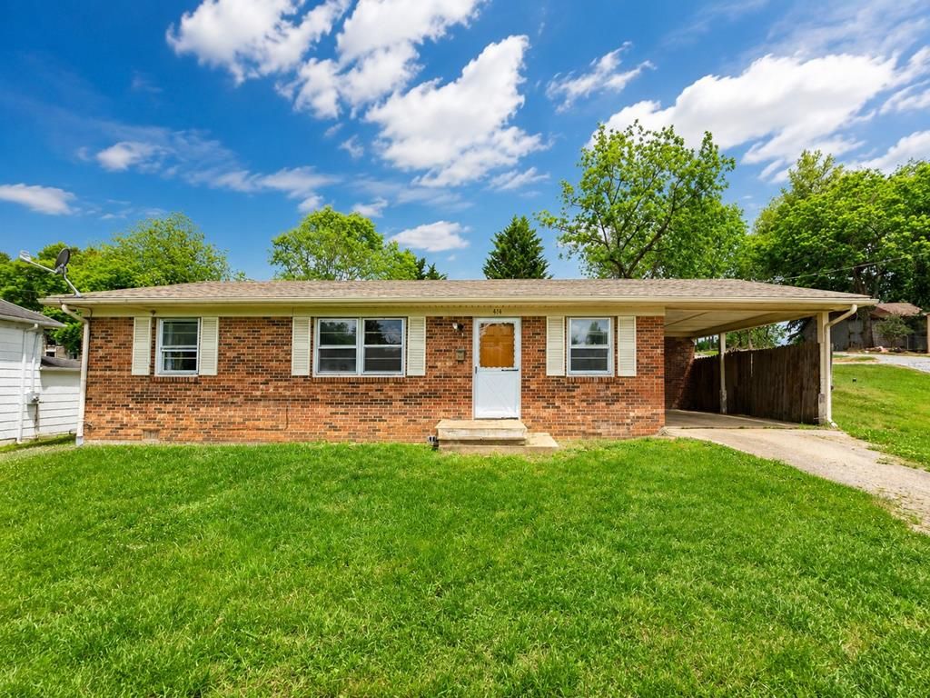Photo of 414 Dobyns St, Galax, VA 24333 (MLS # 110318)