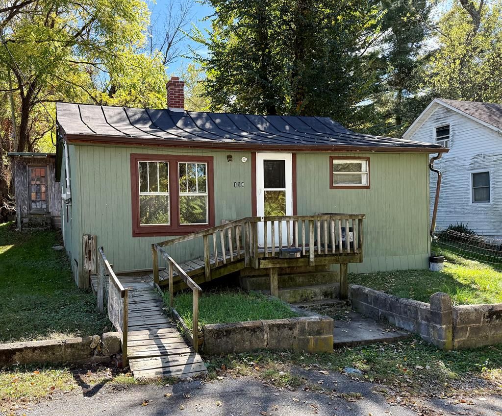 Photo of 118 E Orange St, Marion, VA 24354 (MLS # 103819)