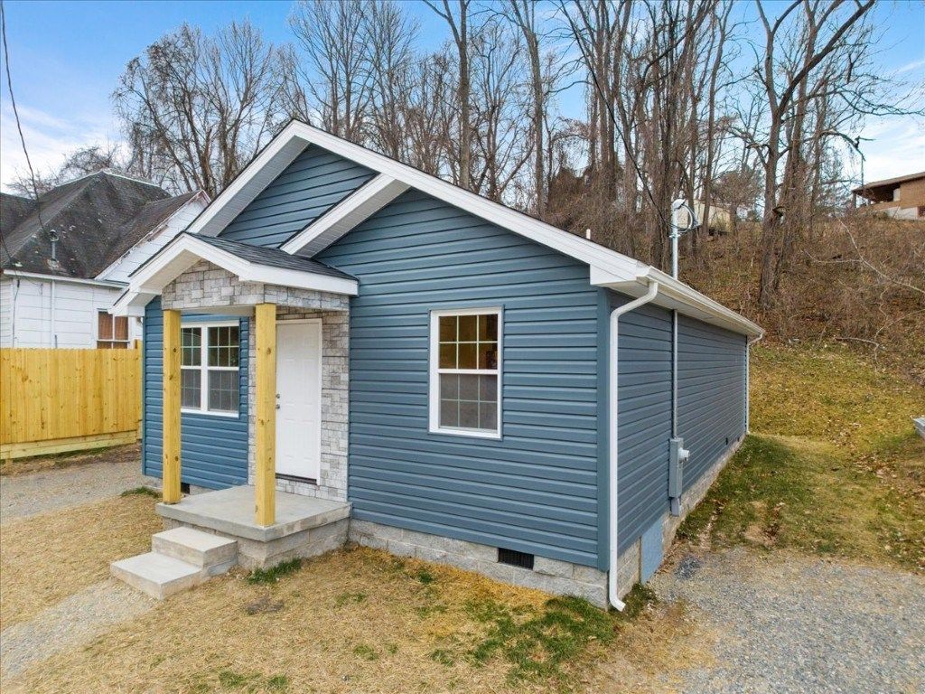 Photo of 138 Pierce Avenue, Pulaski, VA 24301 (MLS # 104614)