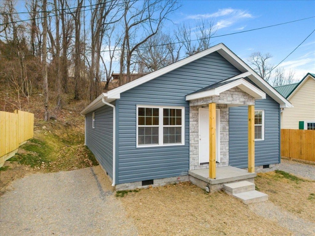 Photo of 138 Pierce Avenue, Pulaski, VA 24301 (MLS # 104614)