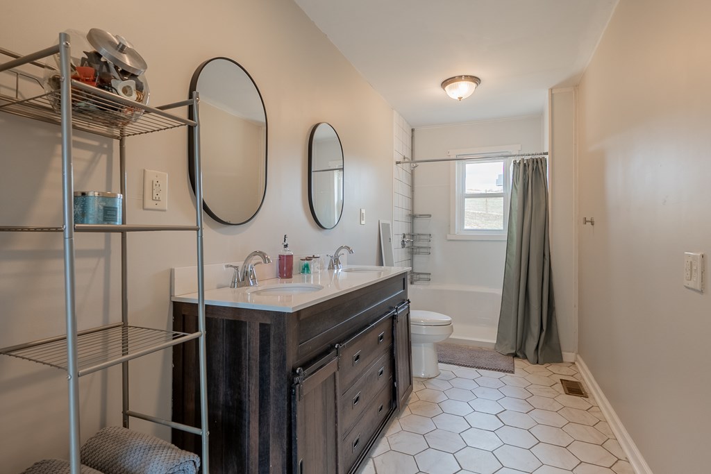 Rural Retreat, Virginia 24368, United States, 3 Bedrooms Bedrooms, ,2 BathroomsBathrooms,Residential,Contingent,85984