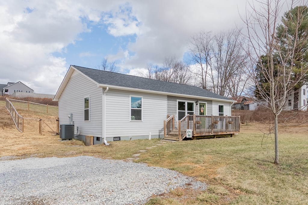 Rural Retreat, Virginia 24368, United States, 3 Bedrooms Bedrooms, ,2 BathroomsBathrooms,Residential,Contingent,85984