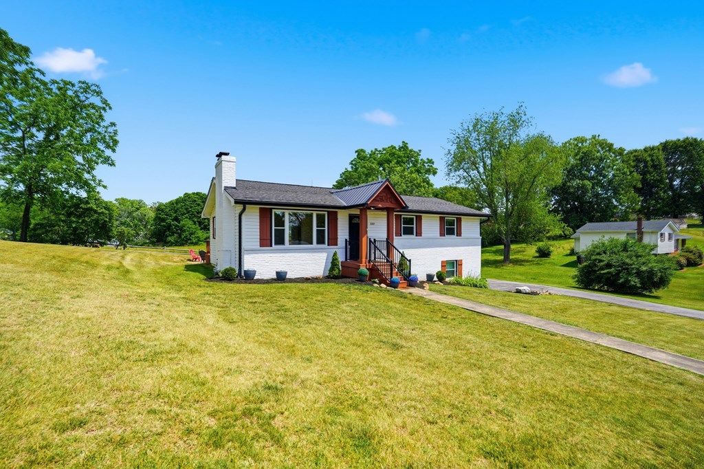 Photo of 537 Mosswood Lane, Bristol, VA 24201 (MLS # 110254)