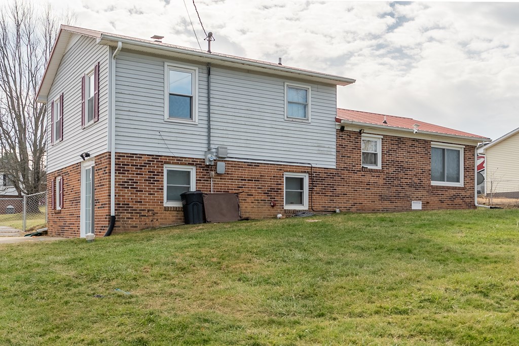 Rural Retreat, Virginia 24368, United States, 3 Bedrooms Bedrooms, ,2 BathroomsBathrooms,Residential,Active,22929