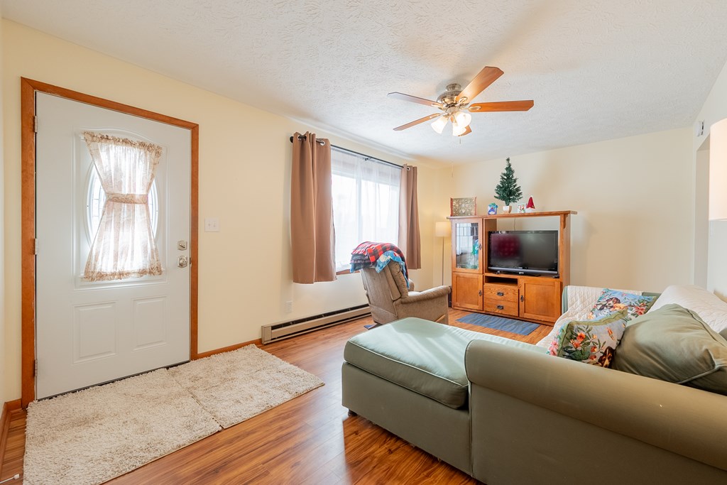 Rural Retreat, Virginia 24368, United States, 3 Bedrooms Bedrooms, ,2 BathroomsBathrooms,Residential,Active,22929