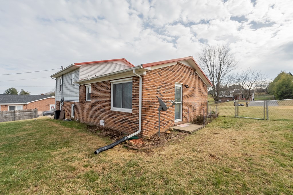 Rural Retreat, Virginia 24368, United States, 3 Bedrooms Bedrooms, ,2 BathroomsBathrooms,Residential,Active,22929