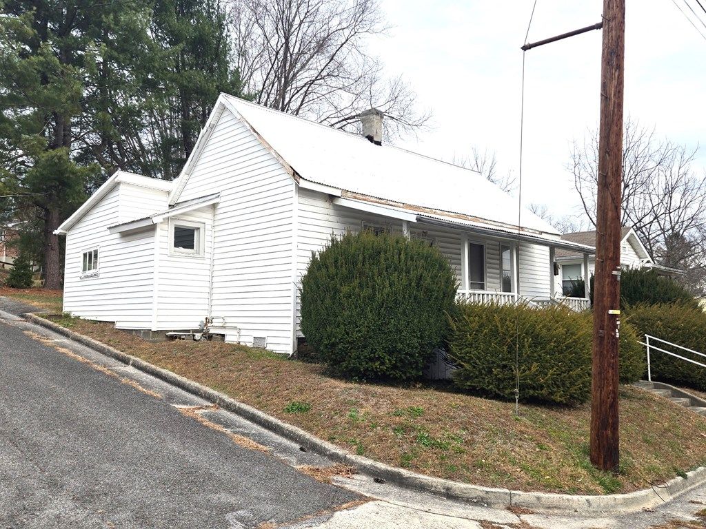 Photo of 490 W Spiller St, Wytheville, VA 24382 (MLS # 109658)