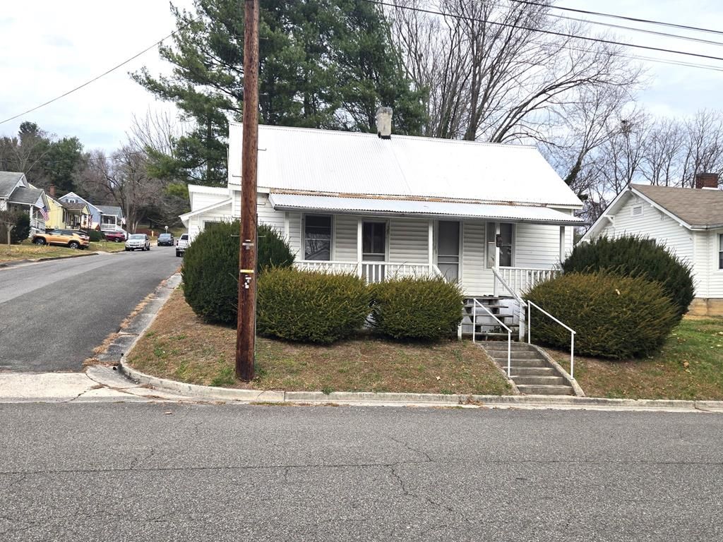 Photo of 490 W Spiller St, Wytheville, VA 24382 (MLS # 109658)