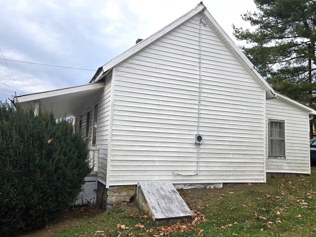 Photo of 490 W Spiller St, Wytheville, VA 24382 (MLS # 109658)