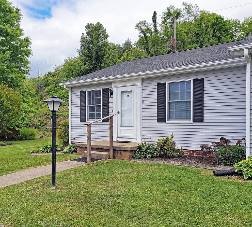 Photo of 952 Beverly Drive, Unit #10 DR, Abingdon, VA 24210 (MLS # 110172)