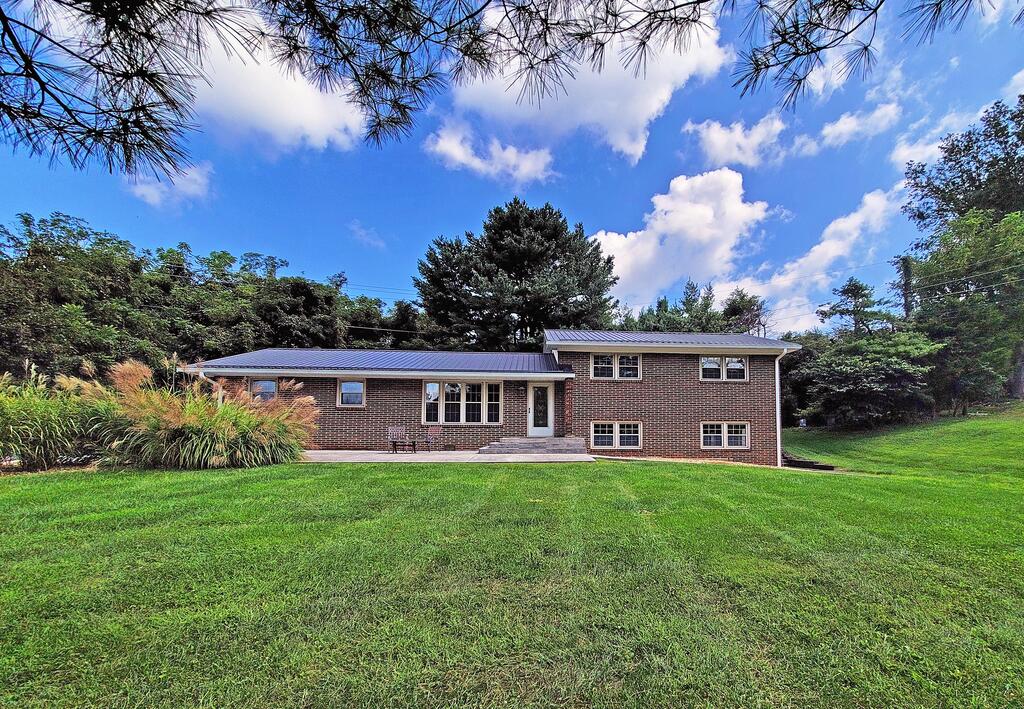 Photo of 133 Glenrochie Drive, Abingdon, VA 24211 (MLS # 111782)
