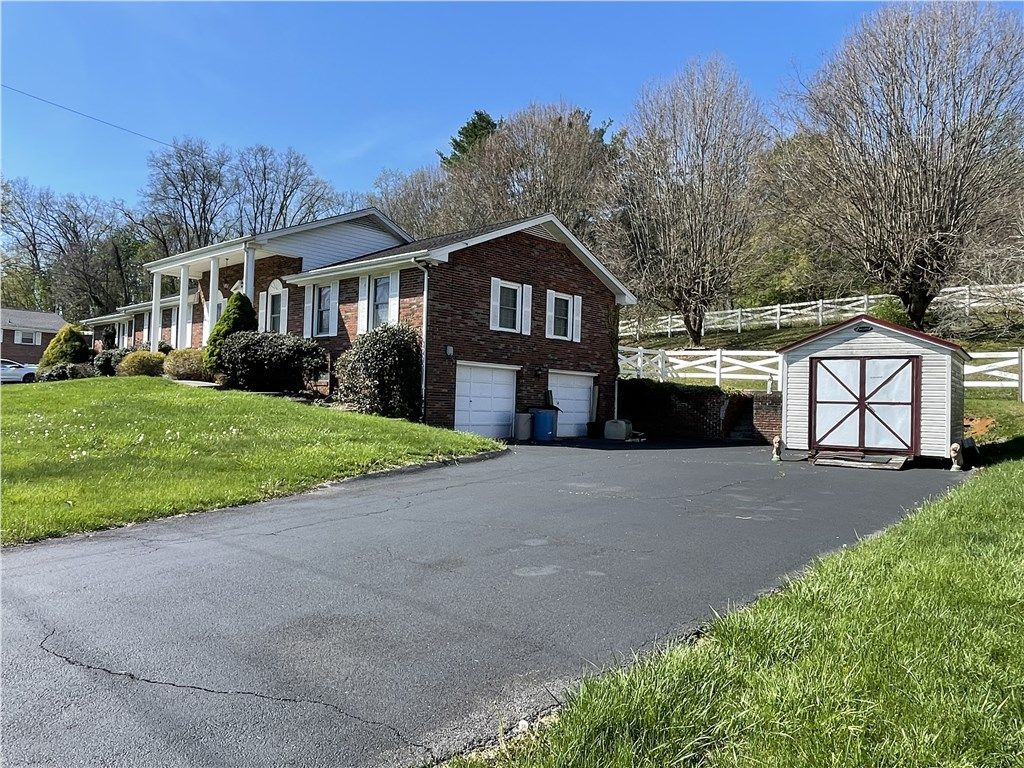 Photo of 328 Lawndale Dr, Bristol, VA 24201 (MLS # 109670)