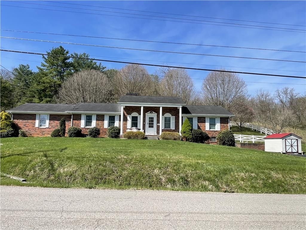 Photo of 328 Lawndale Dr, Bristol, VA 24201 (MLS # 109670)