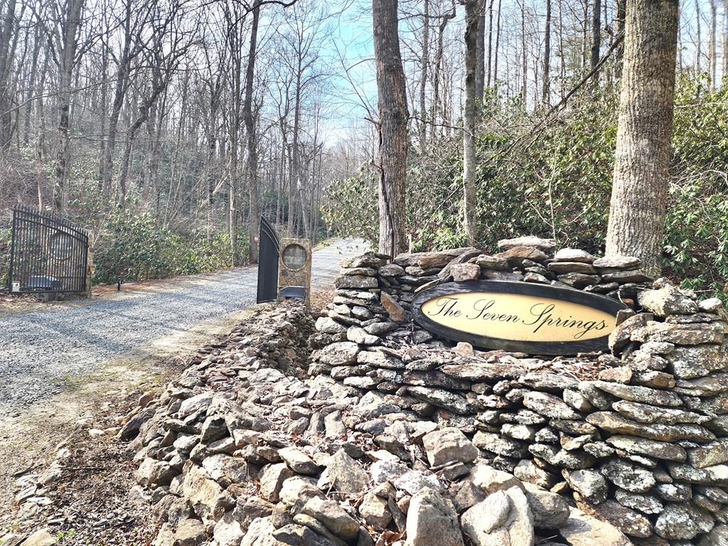 Photo of 587 Seven Springs Pkwy, Fancy Gap, VA 24328 (MLS # 109350)