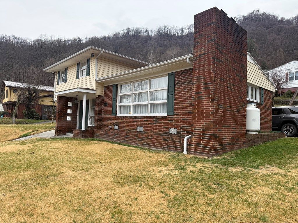 Photo of 1016 Plum Lane, Oakwood, VA 24631 (MLS # 105978)