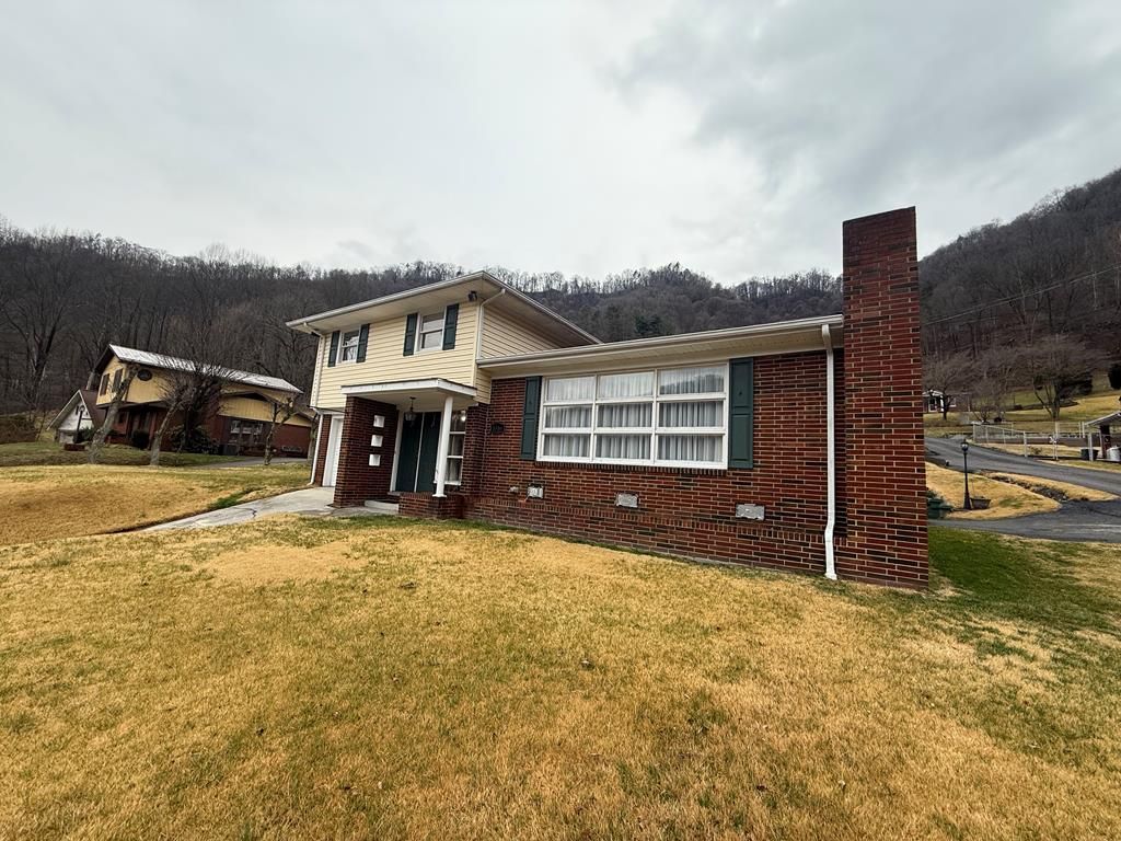 Photo of 1016 Plum Lane, Oakwood, VA 24631 (MLS # 105978)