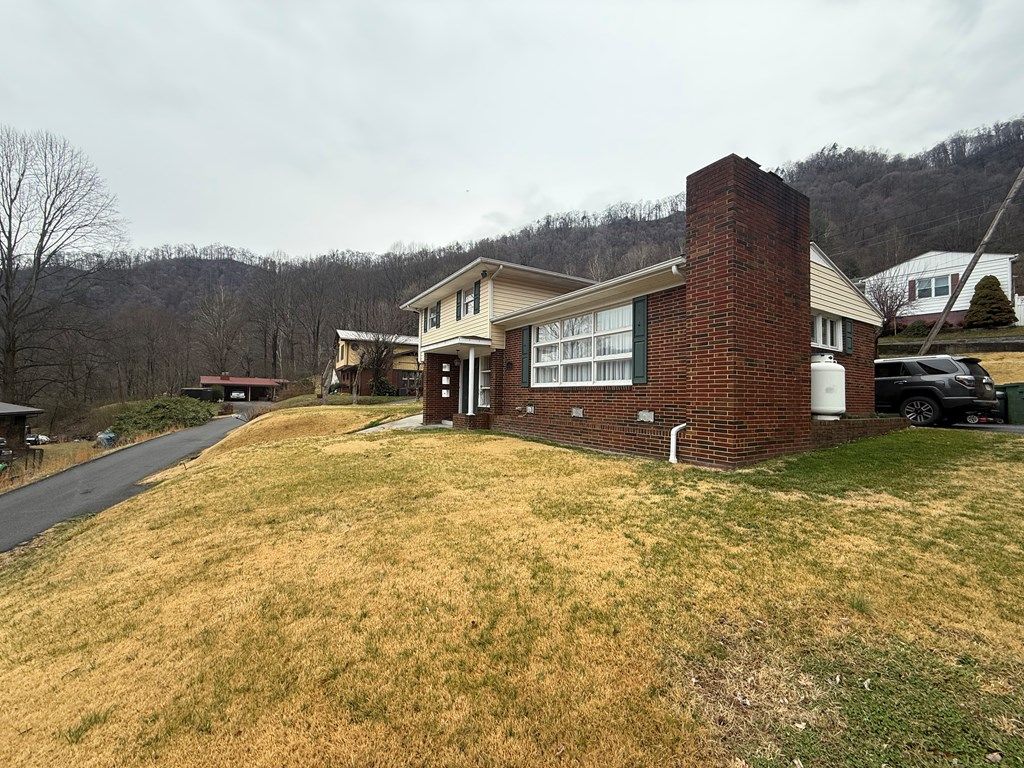 Photo of 1016 Plum Lane, Oakwood, VA 24631 (MLS # 105978)