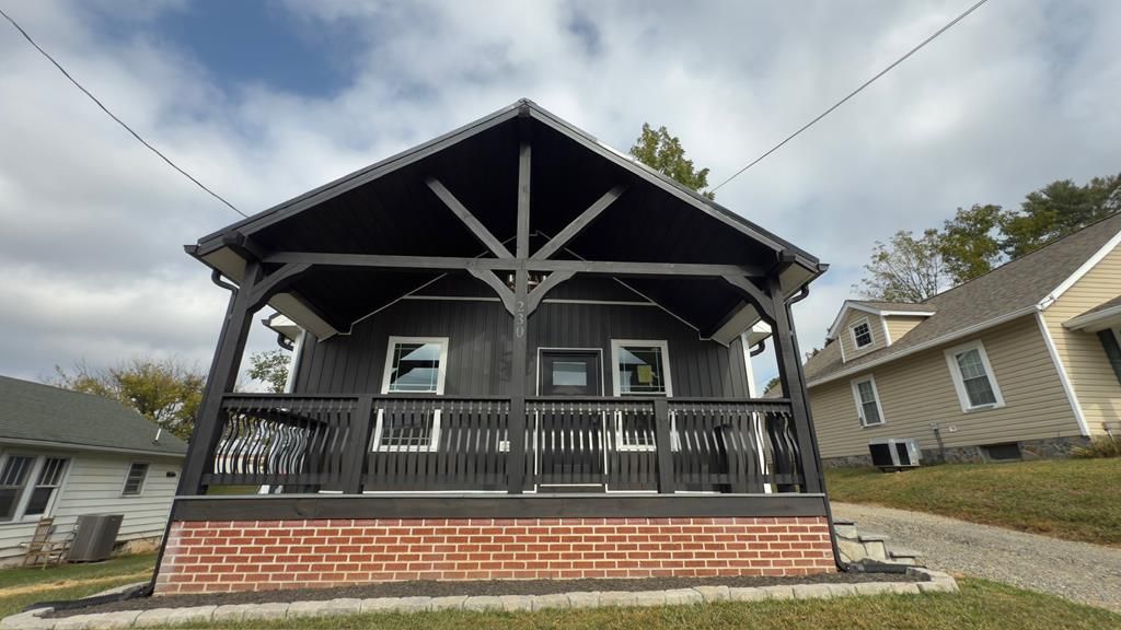 Photo of 230 W Stuart Dr, Hillsville, VA 24317 (MLS # 103870)