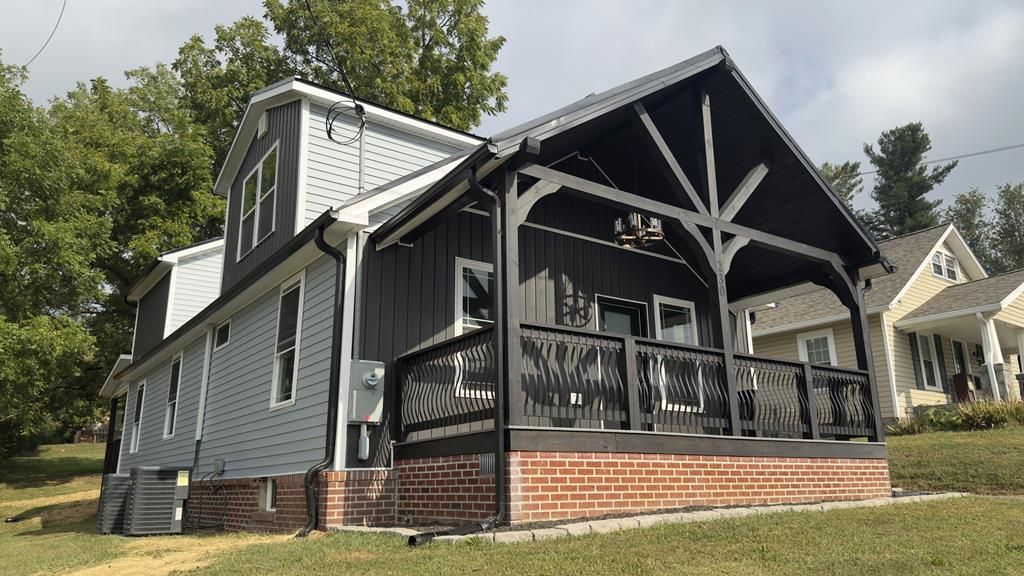 Photo of 230 W Stuart Dr, Hillsville, VA 24317 (MLS # 103870)