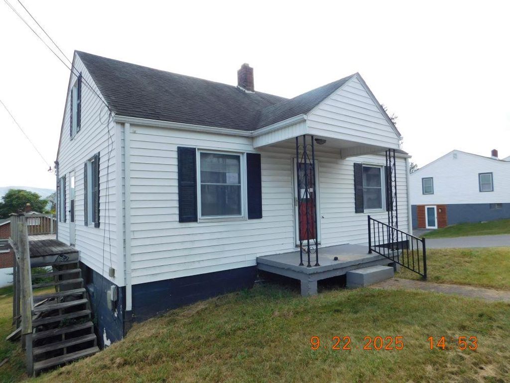 Photo of 212 Sprinkle Ave, Marion, VA 24354 (MLS # 103670)