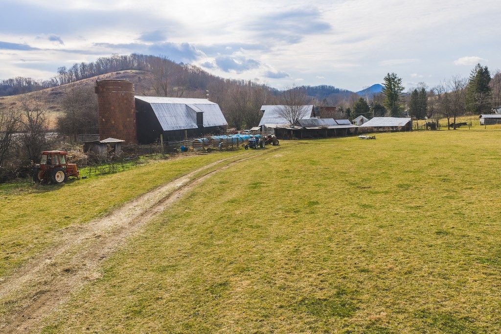 Photo of 230 Barnes Ln, North Tazewell, VA 24630 (MLS # 104650)
