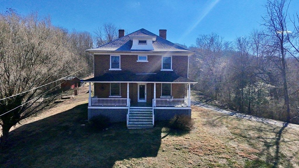 Photo of 127 Fairview St, Marion, VA 24354 (MLS # 104628)
