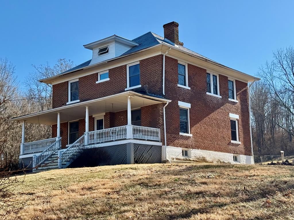 Photo of 127 Fairview St, Marion, VA 24354 (MLS # 104628)