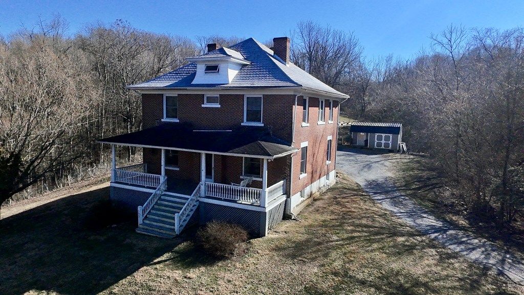Photo of 127 Fairview St, Marion, VA 24354 (MLS # 104628)