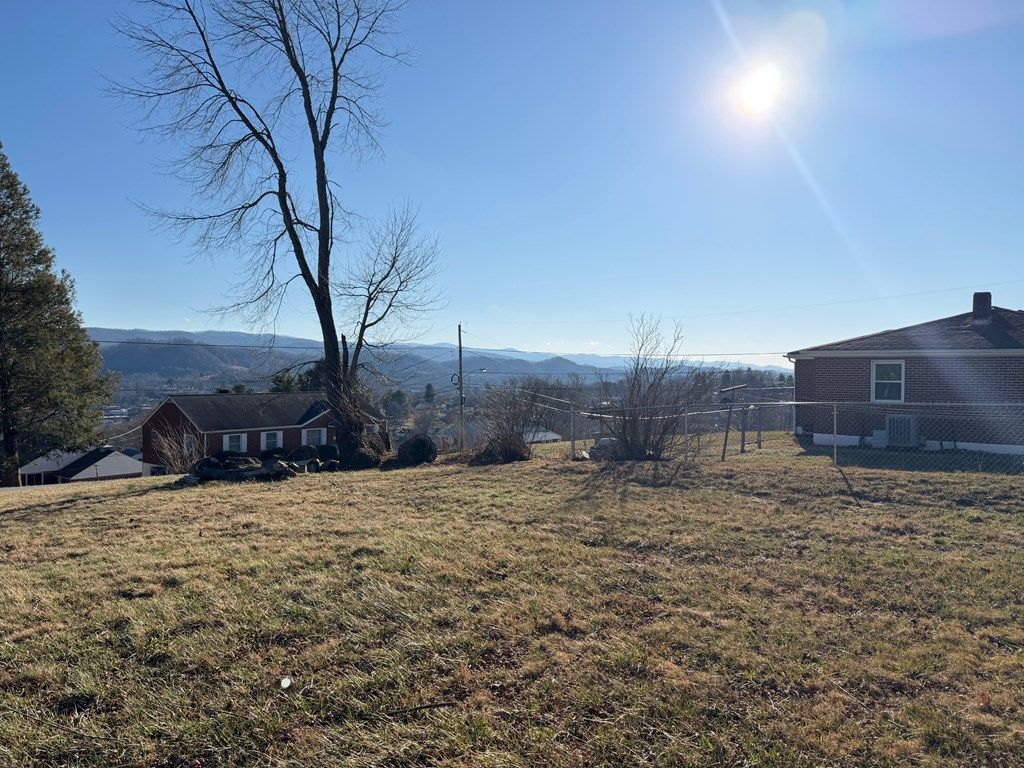 Photo of 806 E E Coyner Avenue, Marion, VA 24354 (MLS # 105784)