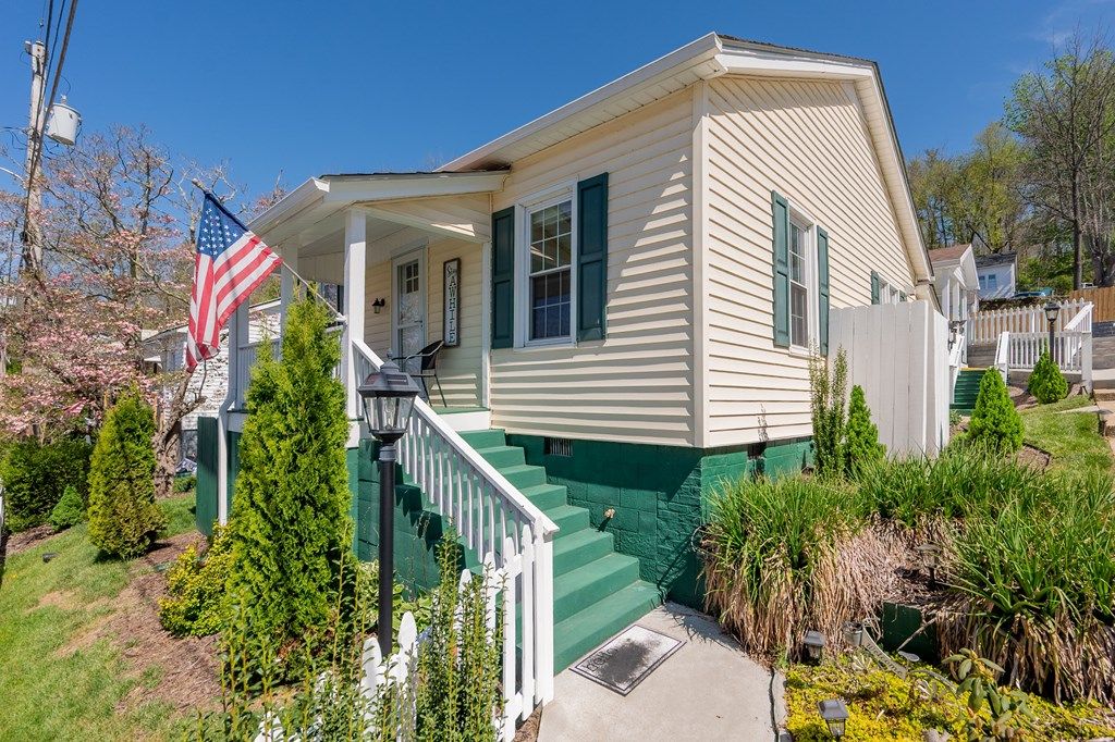 Photo of 309 Grayson St, Fries, VA 24330 (MLS # 109731)