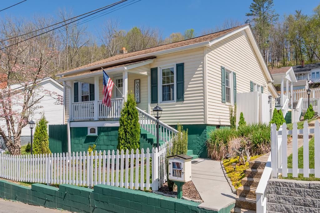 Photo of 309 Grayson St, Fries, VA 24330 (MLS # 109731)