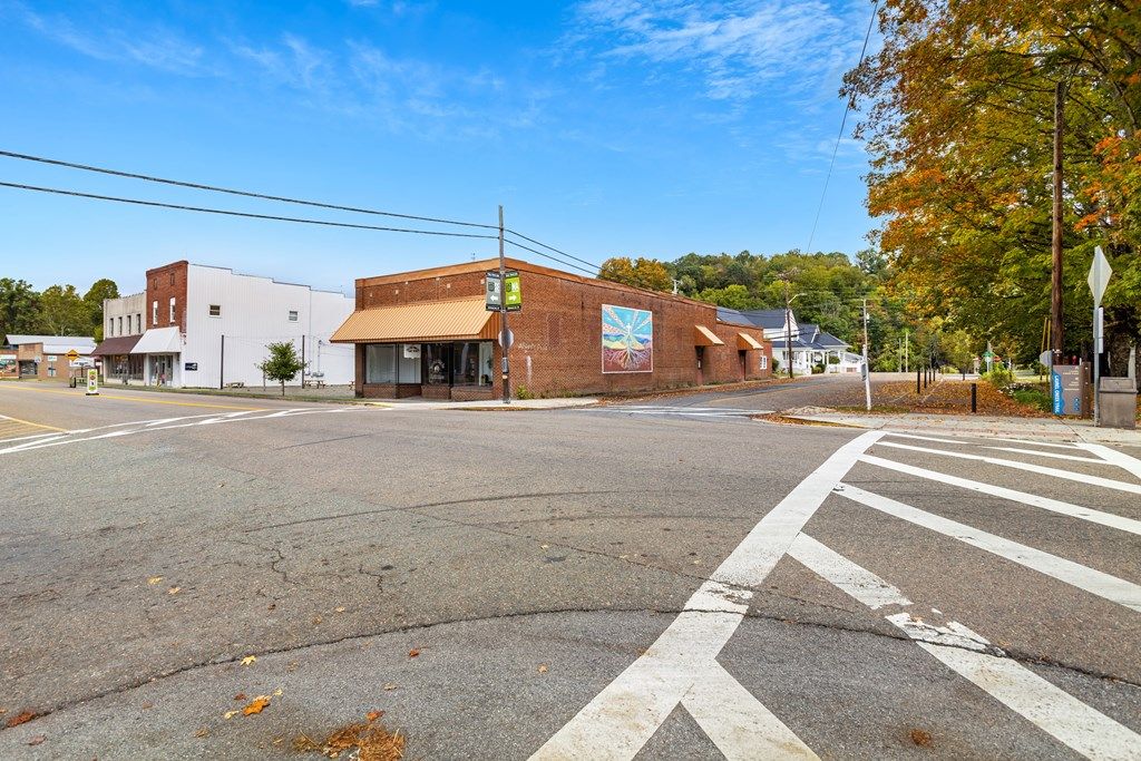 Photo of 101 W Laurel Ave, Damascus, VA 24236 (MLS # 103552)