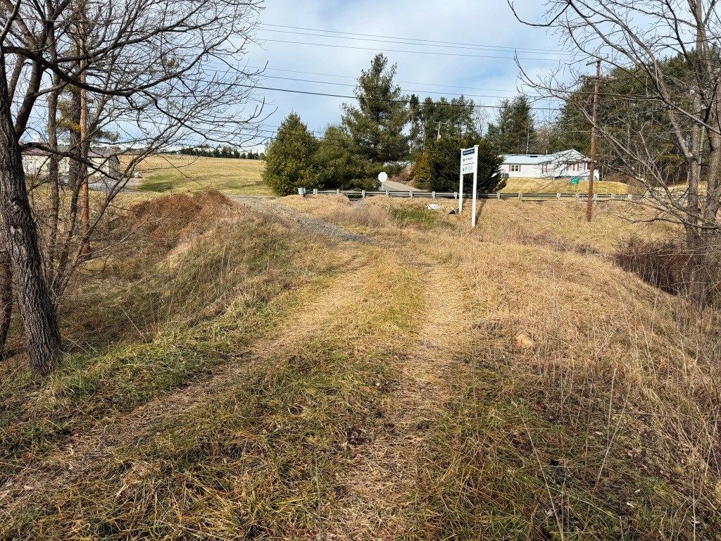 Photo of 41 E Blue Grass Trl #33, Bland, VA 24315 (MLS # 104567)