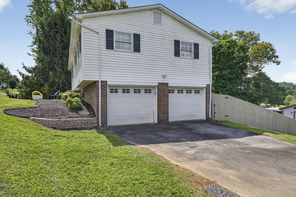 Photo of 23368 Four Seasons Drive, Bristol, VA 24202 (MLS # 111904)